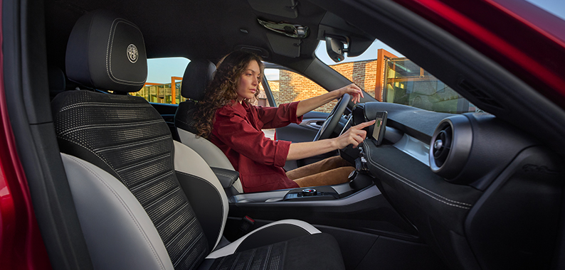 Alfa Romeo Junior - Junior Ibrida - Contactar con el Servicio de Atención al Cliente