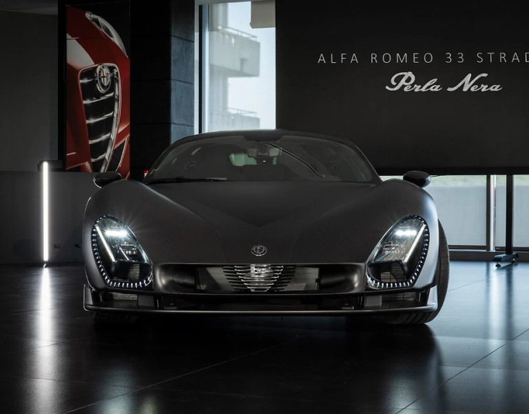 Alfa Romeo 33 Stradale Perla Nera negro en un showroom, visto de perfil  y carrocería de fibra de carbono.